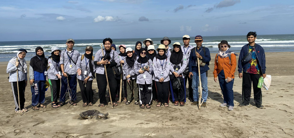 Kegiatan tracking Pantai Triangulasi-Ngagelan